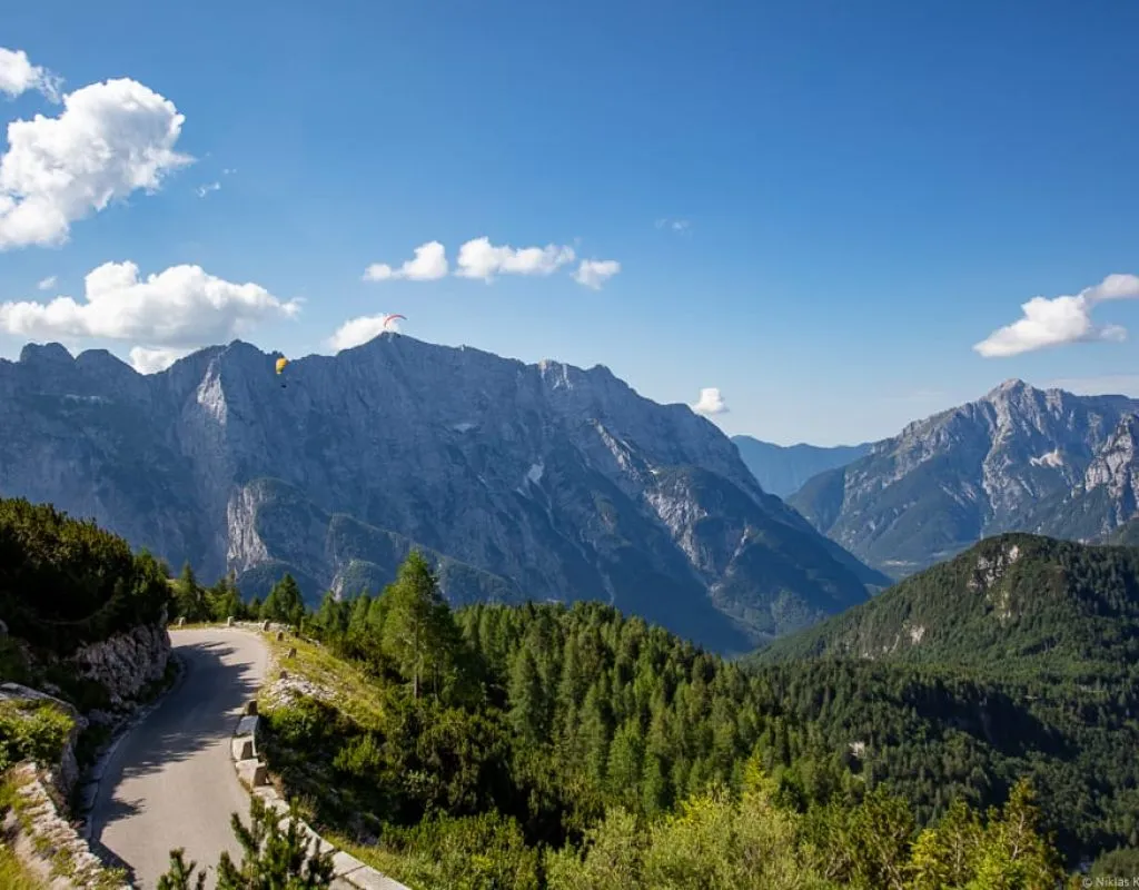 Die Straße ist weniger Ziel als Linie durch wechselnde Bedingungen.