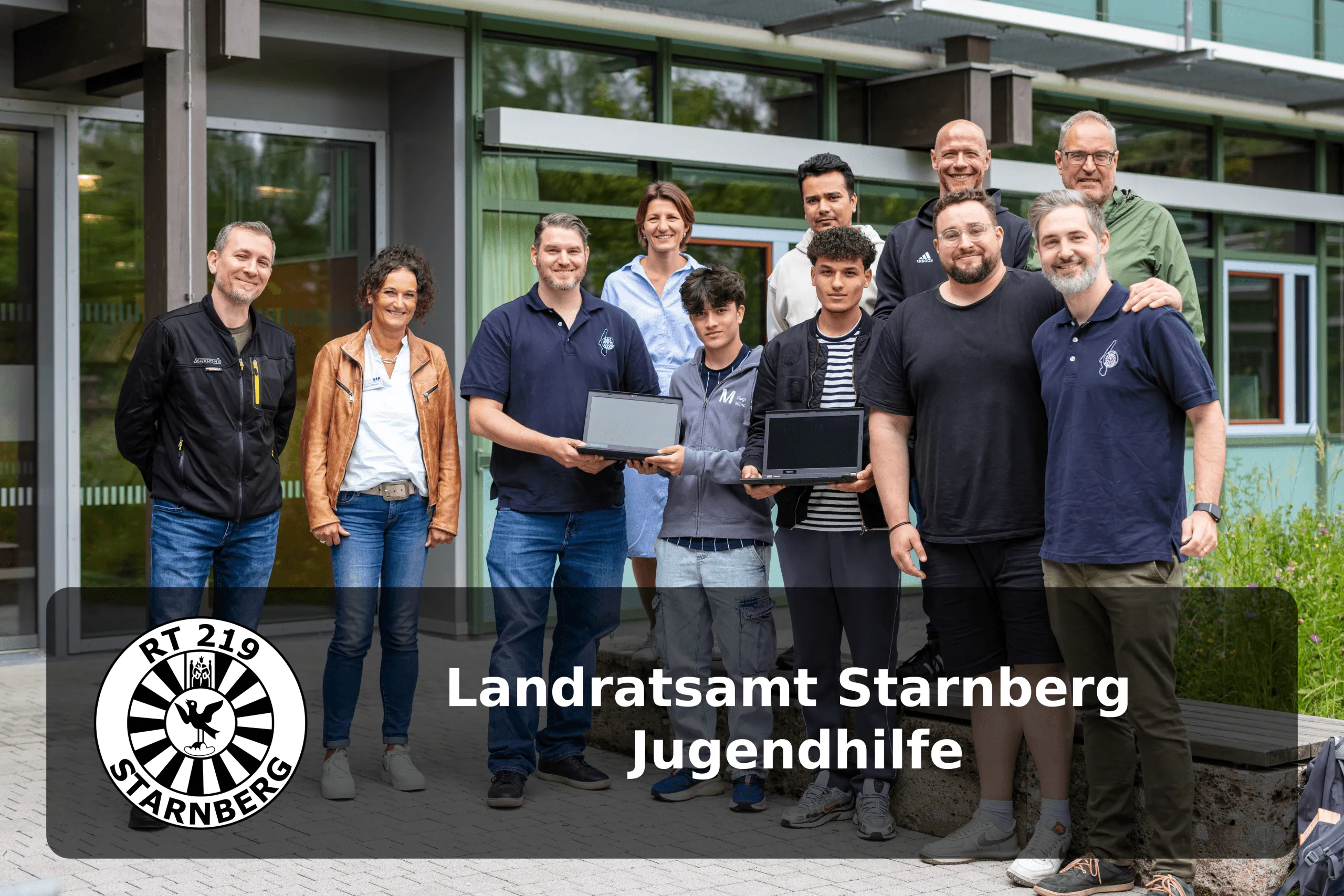 Übergabe aufbereiteter Laptops an die Jugendhilfe durch Round Table 219