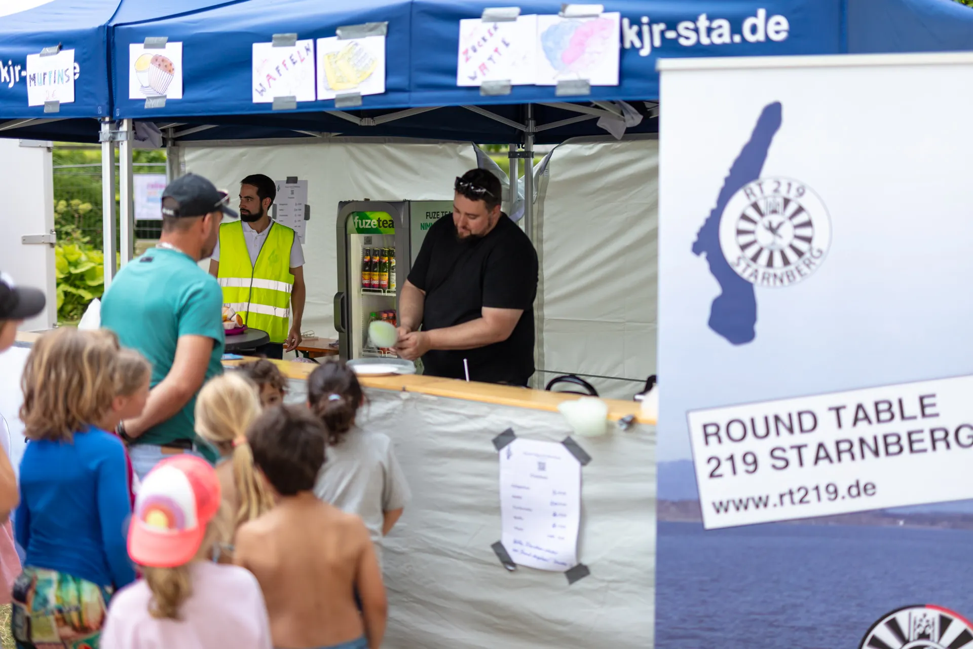 Stand von Round Table 219 beim Papierbootrennen in Starnberg