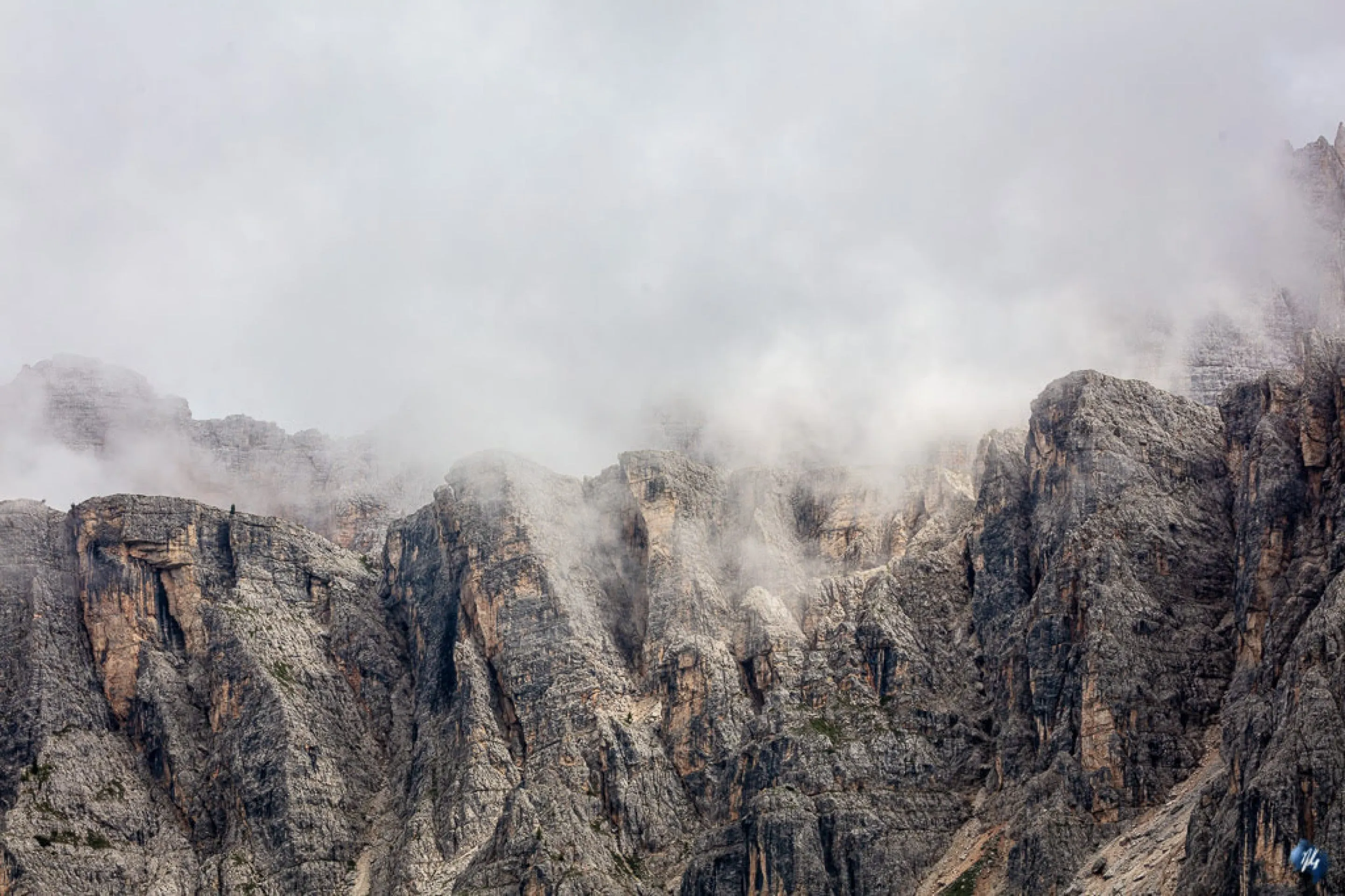 Felsformationen verschwinden in dichtem Alpennebel